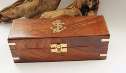 4 Schnapsbecher in einer Holzbox ca. 20 x 6,5 x 7 cm